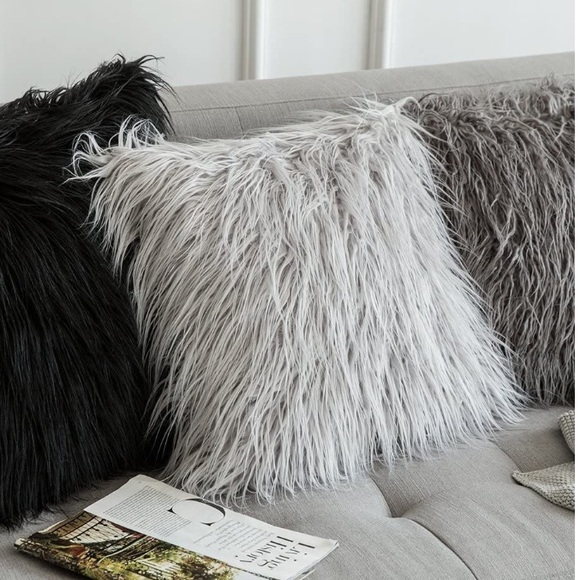 Pack of 2 Faux Fur Throw Pillows Covers 20” x 20” - Picture 5 of 9